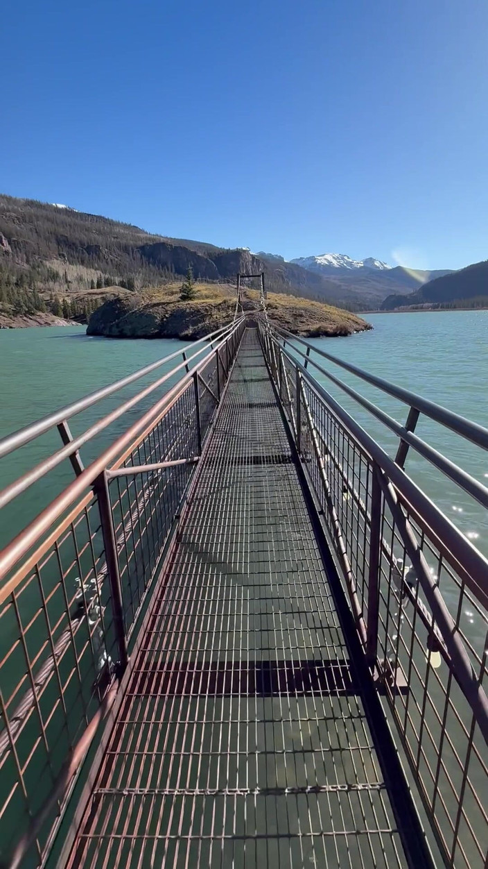 Dahlia Wolf: Fetish Kaki Melintasi Jambatan Luar