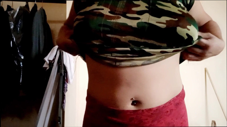 Martin13: 哥伦比亚拉丁女郎为她的继兄弟自慰性感，并展示她紧致的汗屁股