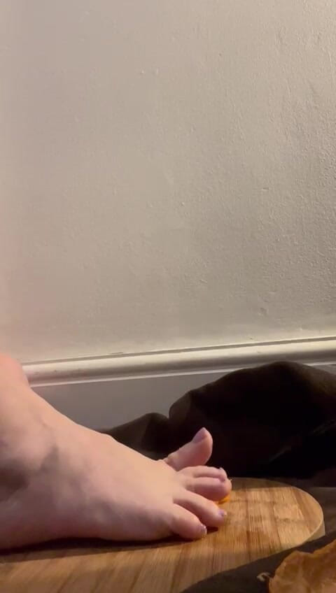 MeandMrs: Schiaccia i piedi nudi e arancione