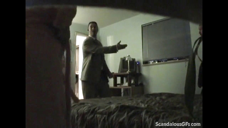 Scandalous GFs: Madura milf muestra sus tetas falsas y mama la polla...