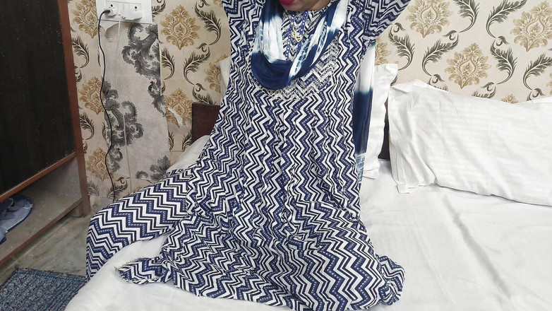 Saarabhabhi6: 印度美丽的嫂子在她的姐夫面前服务她的黄油，嫂子的岳母停止了