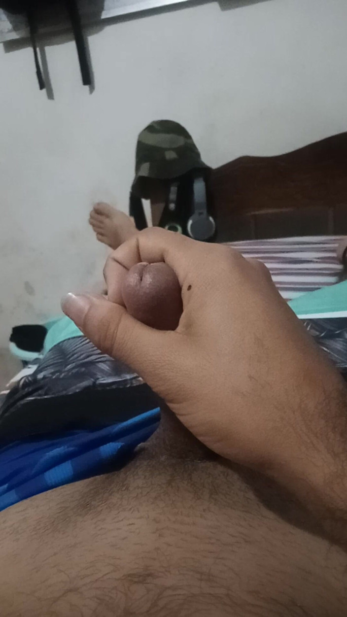 Cute boy jerks off: 18-річний торкається його пеніса, поки його сусіди на вулиці в його спальні