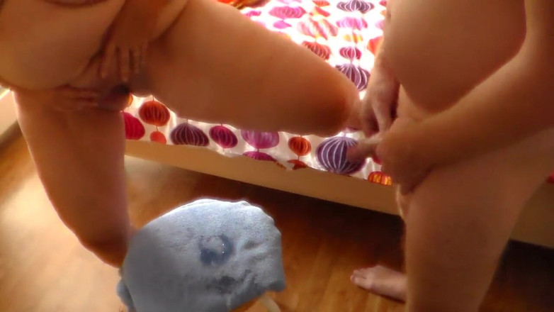 Sex hub couple: Jen is peeing on a small chair