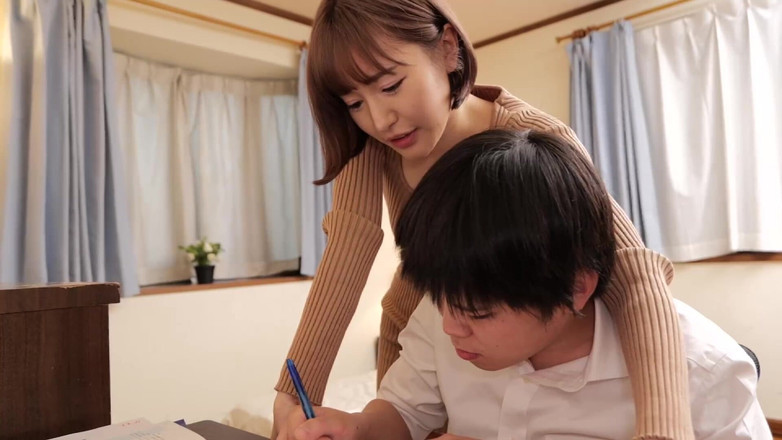 Strix: Att förlora ens oskuld som börjar med en erotisk kyss...