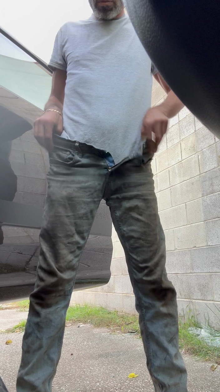 Kalvin Davinci: 仕事中の小便