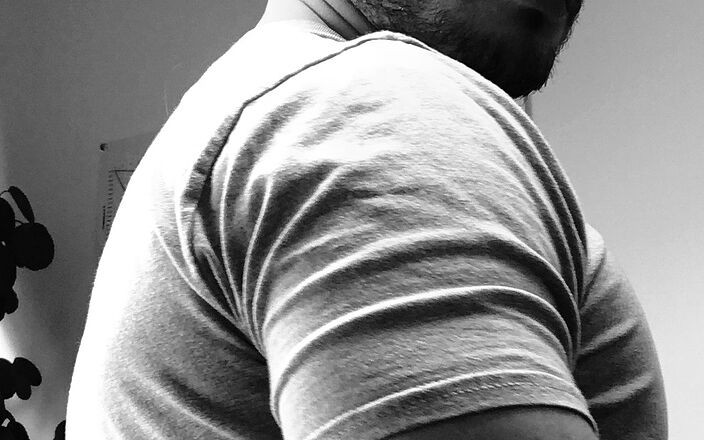 Paulbull: 第一次尝试让我的鸡巴对社会有用