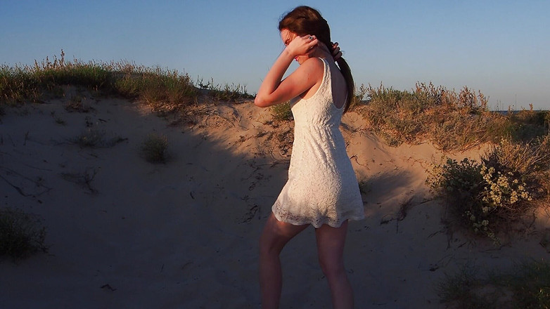 Arielortizx: यह कामुक कुतिया नग्न हो जाती है, टीलों में अपनी चूत को छूती है और फिर खुद में उंगली करती है