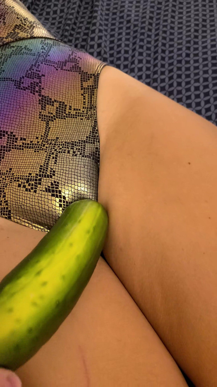 RefillMeAsYouWant: Concombre dans la chatte et le cul