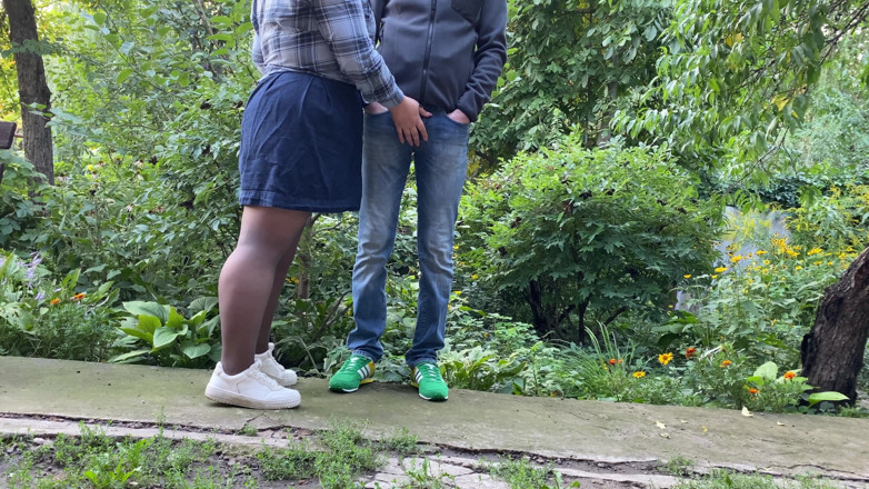 OurFetishLife: Milf in strumpfhosen bekommt im september eine goldene dusche