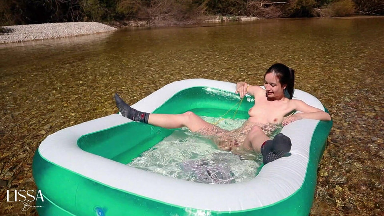 Lissa Brown: Aku lagi asik muasin memekku pakai piyama dan kaus kakiku