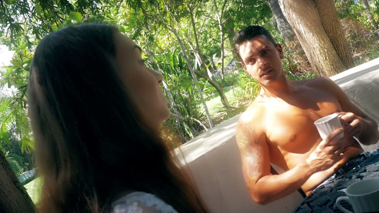 Sunset seductions: Brunett brud rider hård kuk utomhus vid poolen