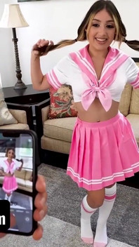 Tiny linda está vestida con un atuendo de anime que usa para seducir a su hermanastro dotado