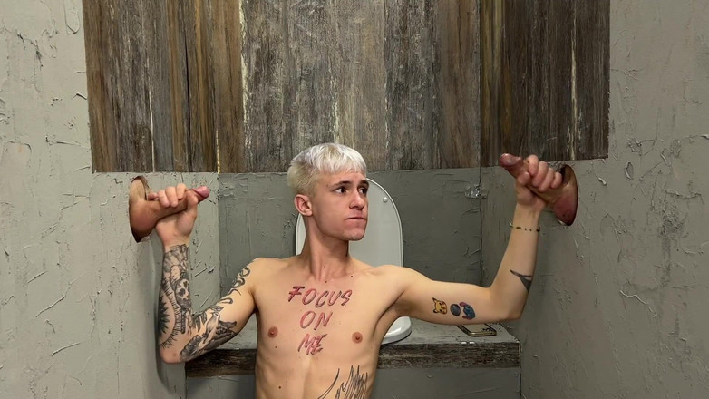 Falcon Al: Mladý, potetovaný Twink se dal cizincům ve záchodové kabině