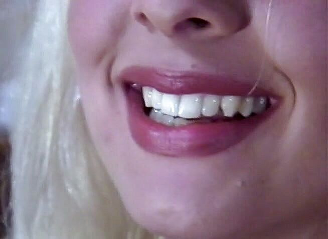 British Babes: Verführerisches britisches schätzchen wird auf dem bett gepflügt