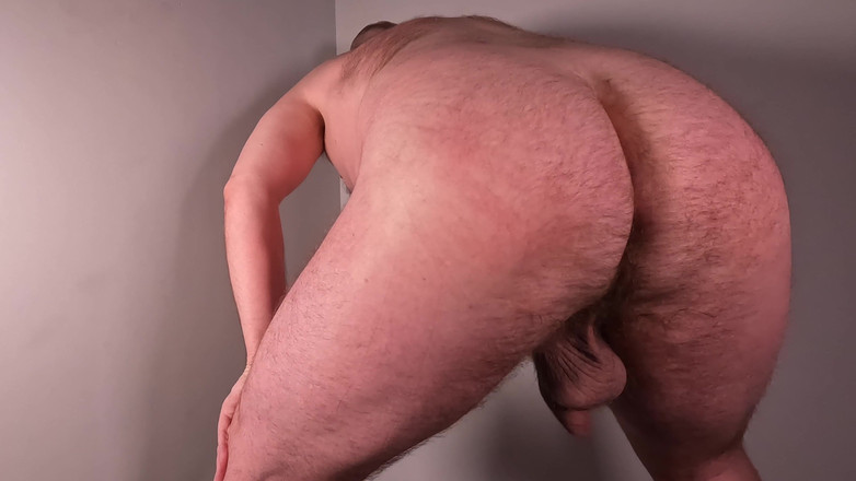 The Perfect Cock: Ведмідь вранці розтягується ззаду, щоб оголити великі яйця, член і дупу