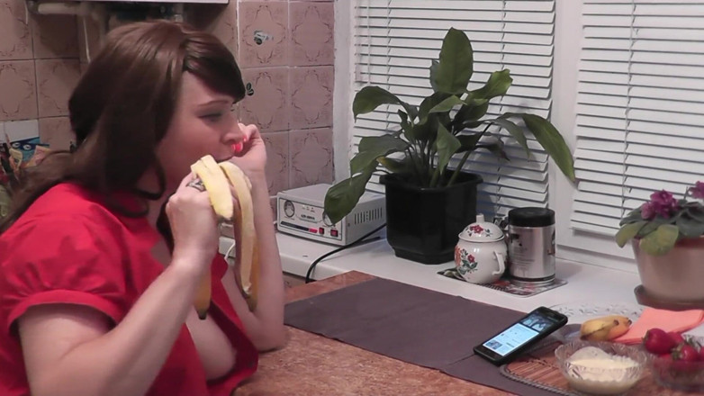 XXX-Platinum: Cucina sexy matrigna milf senza mutandine mangia banana, frutta, si...