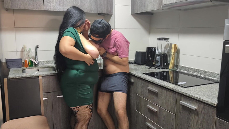 Riderqueen: 팬을 위한 비디오, 계모와 그녀의 핫한 부엌