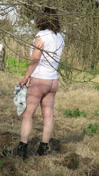 Patricia in het veld, amateur en blanke kont