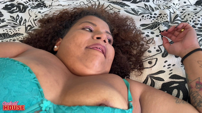 CuckoldHouse: このいたずらなぽっちゃり系は、寝取られた夫の友達を受け入れ、セックスする準備ができていました