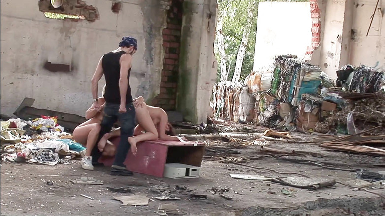 Leon Lambert Girls Twerk Parties CFNM: Outdoor-dreierfick für blondes schätzchen