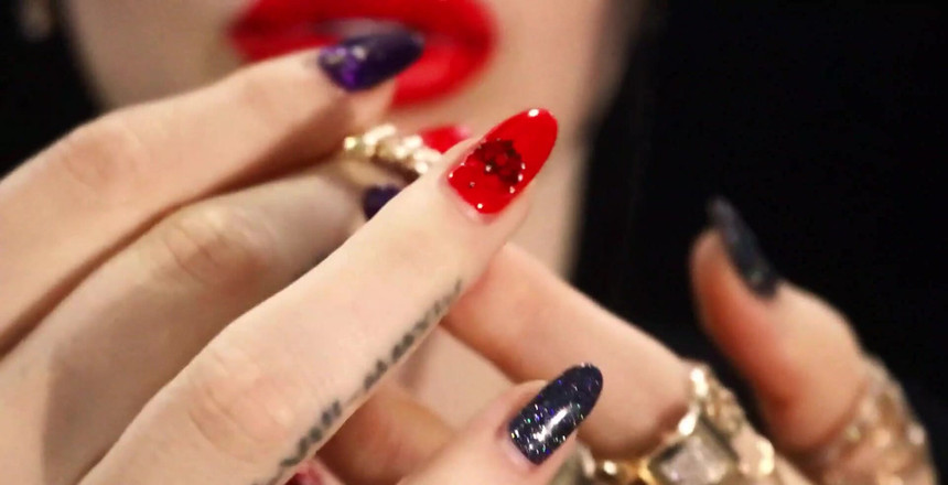 Goddess Misha Goldy: Joyería dorada y fetiche con lápiz labial rojo!