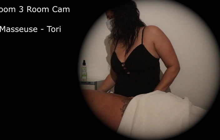 Jerky Sluts: Tori - Room Cam Handjob