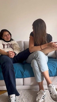 Iubita mea îmi arată fetișul mirosindu-mi și masându-mi picioarele transpirate și murdare până când am orgasm