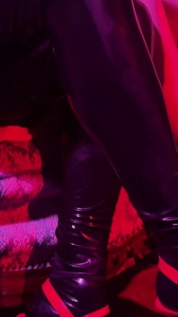 Rubber & Ava Fetishart geven perverse latex voetenbeurt deel 1