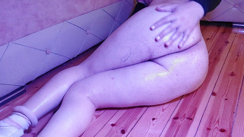 Kitty_Cross: Femboy Model Tře olej pomalu, boky houpají s čistým teplem