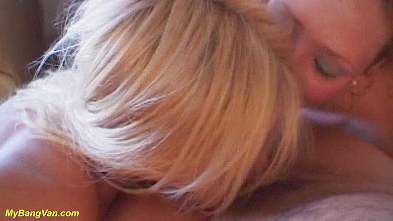 My Bang Van: Çılgın orta yaşlı seksi kadın ilk minibüs partisi için yakalandı