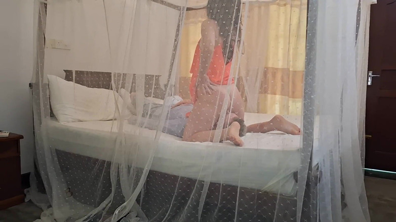 Karina_Doll: Il miglior lavoratore di hotel seduta in faccia, turista leccare...
