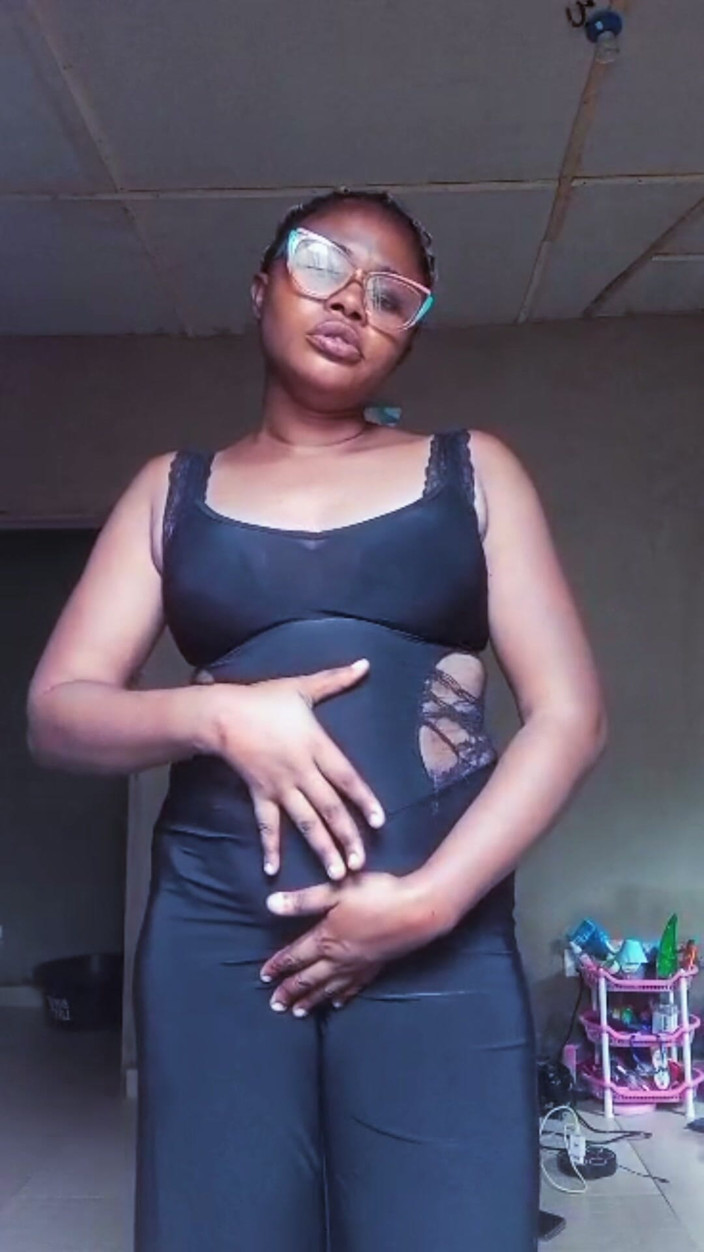 Lovelee: Nigerijská dívka sqirting na živém streamu