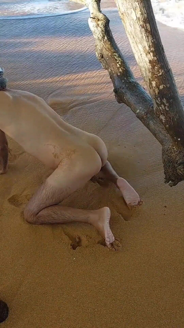 Ladysilvas: Ladysilva è una troia nuda sulla spiaggia che vuole un cazzo...