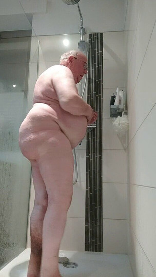 Karlchengeil: Intense Showering - Full Body View