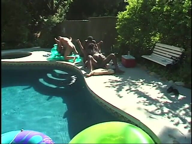 CBD Media Interracial: Orgía africana junto a la piscina