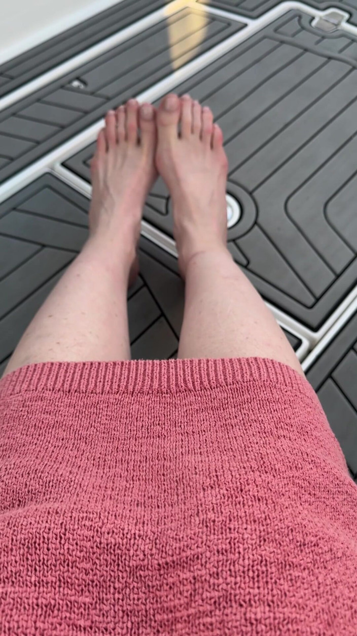 LizaVirgin: I'm Playing with My Legs
