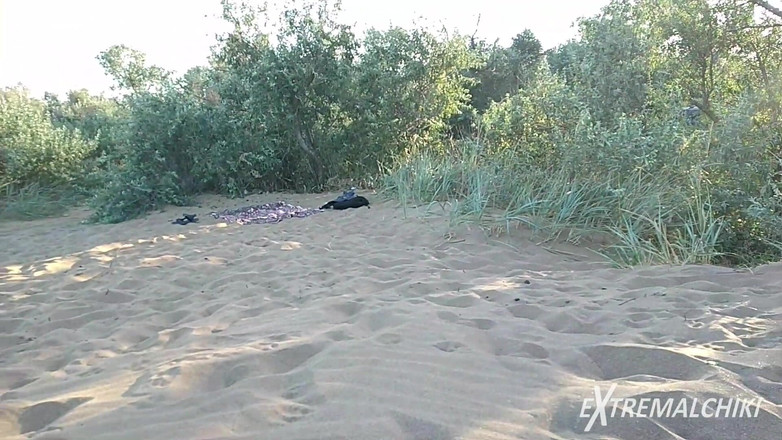 Extremalchiki: 해변에서 벌거벗은 트윈크