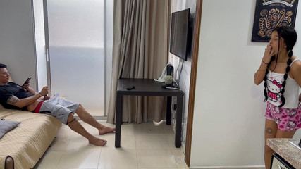 Kyleipalvin: La mia piccola sorellastra mi sorprende masturbandosi mentre ripasso la...