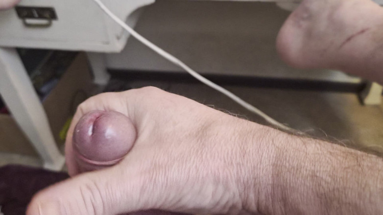 Pellefnatt: Datuk duduk di kerusi kaki dan bermain dengan zakar kecilnya