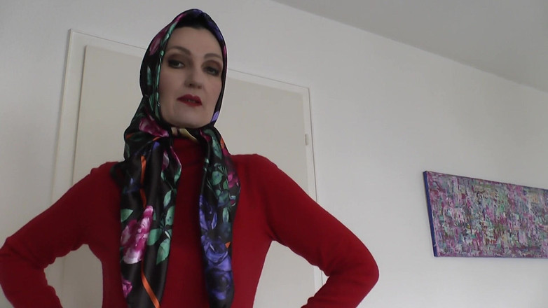 Lady Victoria Valente: レディ・ヴィクトリア・ヴァレンテは、エレガントなサテンのヘッドスカーフに赤いカシミヤのタートルネックセーターを合わせました