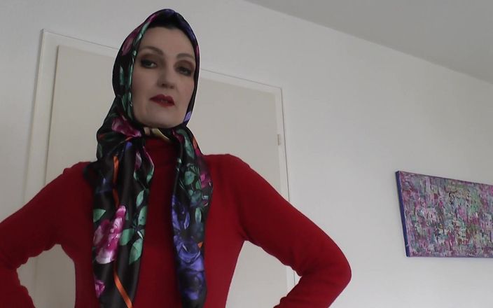 Lady Victoria Valente: Lady Victoria Valente ukázala elegantní saténové šátky s červeným kašmírovým rolákem