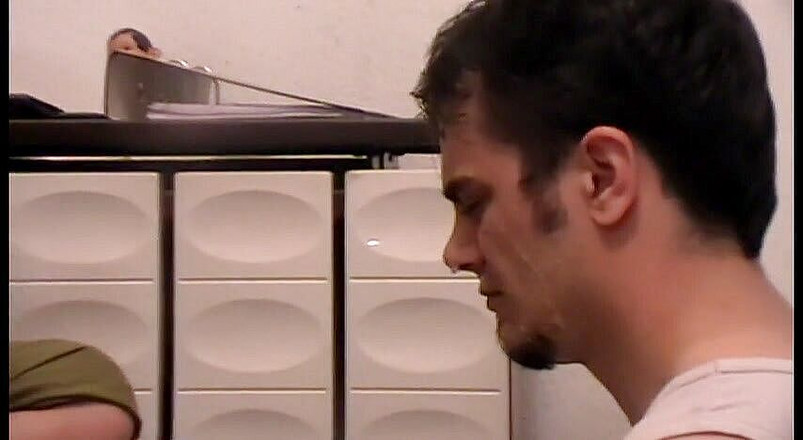 Femdom Austria: Slaaf Richie dient als spittoon