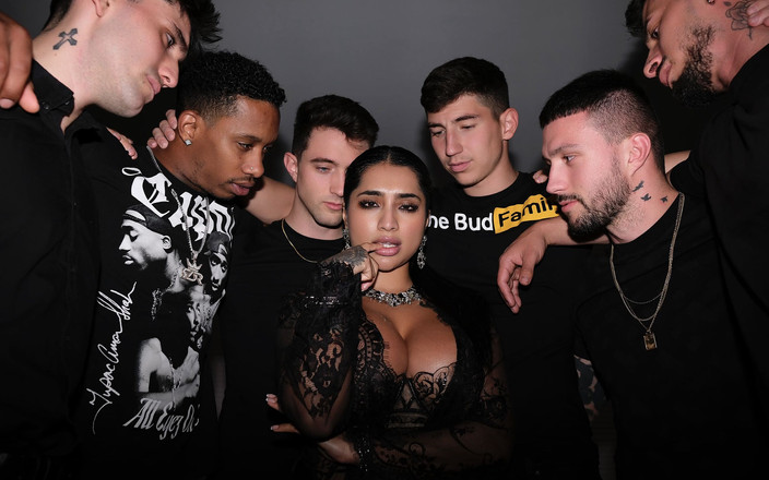 Mr Roca: Penembusan tiga kali pertama Yasmina Khan untuk hari jadinya. Creampie...