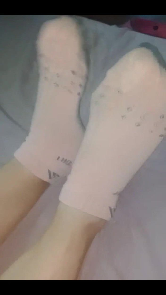 Fitcure1: Medi mostra i suoi piedi in calze corte e la...