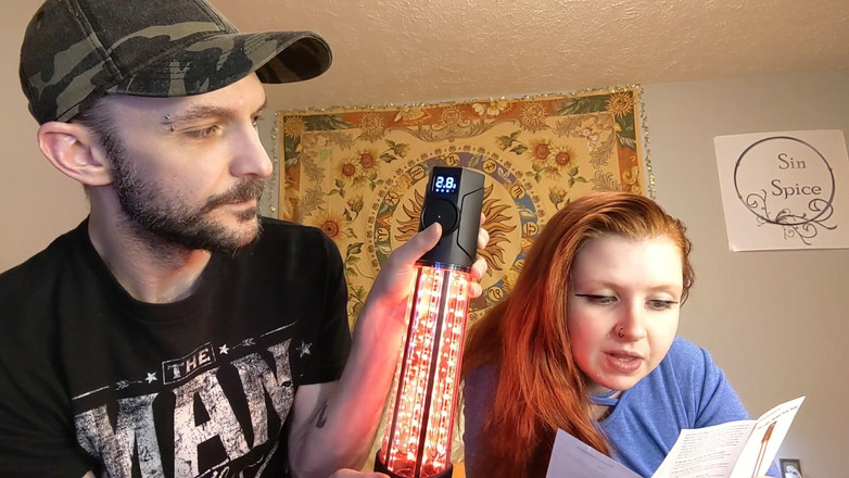 Sin Spice by Sophia Sinclair and Jasper Spice: Moiame Titan Rotes Licht Penispumpe Unboxen