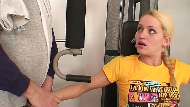 Old PIGS XXX: ジムでティーンエイジャーを殴る古い豚