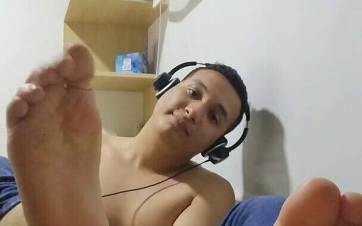 Tomas Styl: Latino Shows Feet While Listening to Music