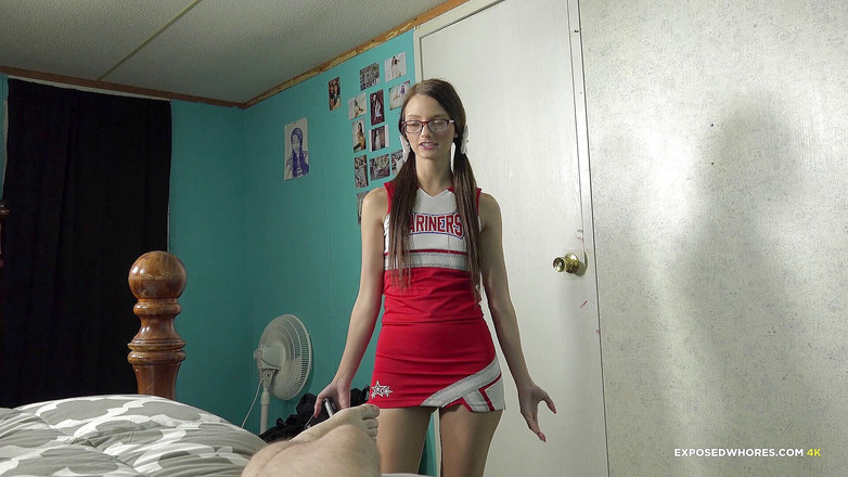 Exposed Whores Media: Фарра Валентайн - вболівальниця робить своєму зведеному братові мастурбацію, щоб взяти її на тренування!