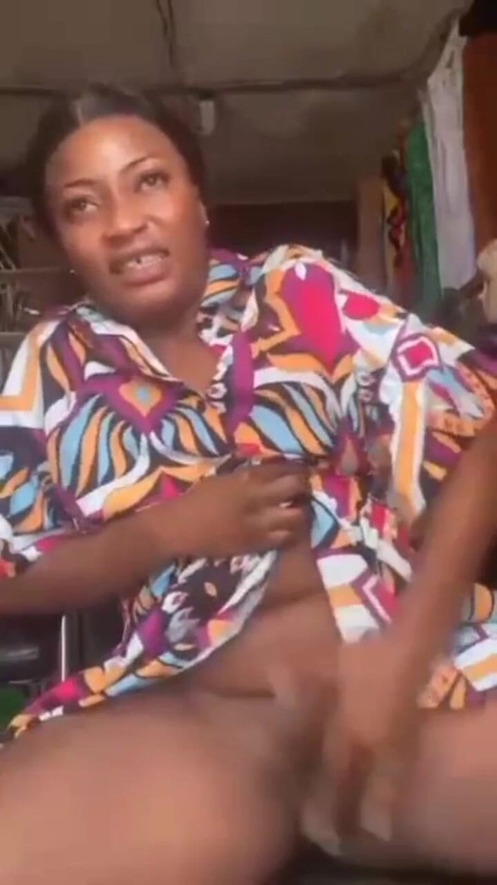 Me and my new slut: 欲求不満な母親が自分の太った膣を恋人のために店で弄る公然たるマスターベーション