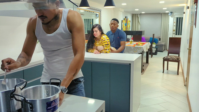 Anotonella-jones: मेरे पति का सबसे अच्छा दोस्त Rioc हमसे मिलने जाता है और चुपके से मुझे रसोई में चोदता है